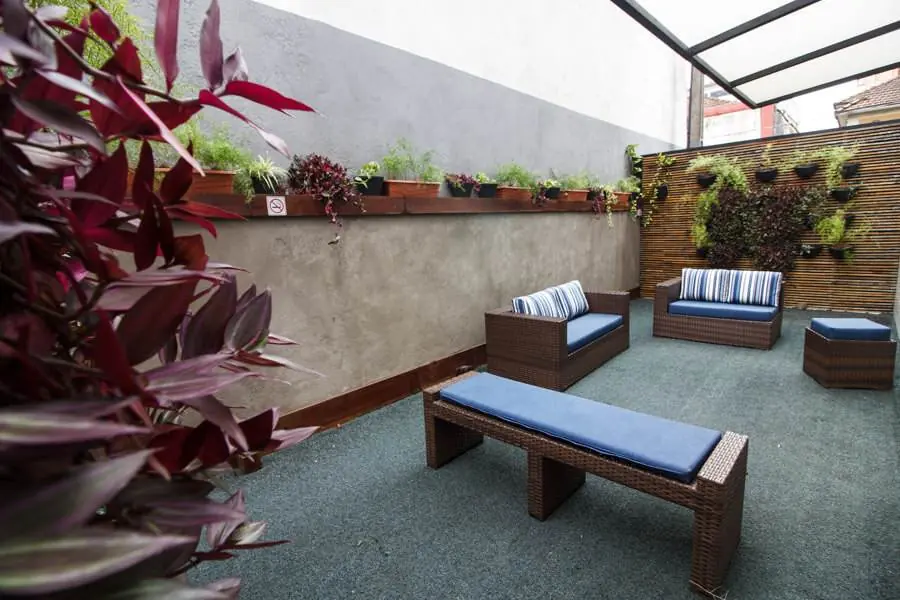 Terraço do Espaço Certo, com sofás para pausas e networking ao ar livre